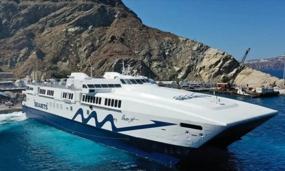 Ταλαιπωρία για 333 επιβάτες του καταμαράν POWER JET μετά από εισροή υδάτων-Επέστρεψε στη Σαντορίνη